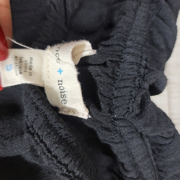 Silence + Noise | UO Black Off Shoulder Longsleeve Crop Blouse - Picture 5 of 6